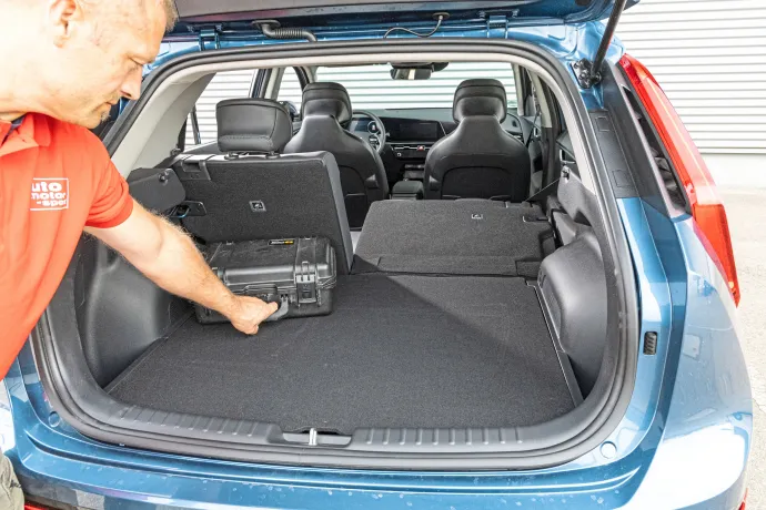 Kényelmes első ülések deréktámasszal és az ülőpárna dőlésszögének állításával a Kiában. Az utastérben finomabb műanyagokat éppúgy találunk, mint érintésérzékeny zongoralakkot. A hátsó pad ülőfelülete kicsit lapos, a csomagtartó széles és padló alatti rekesze is van – Fotó: Achim Hartmann / autóMAGAZIN