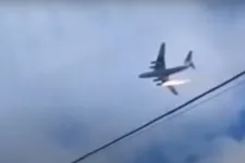 Lángoló hajtóművel csapódott a földbe egy orosz katonai repülő
