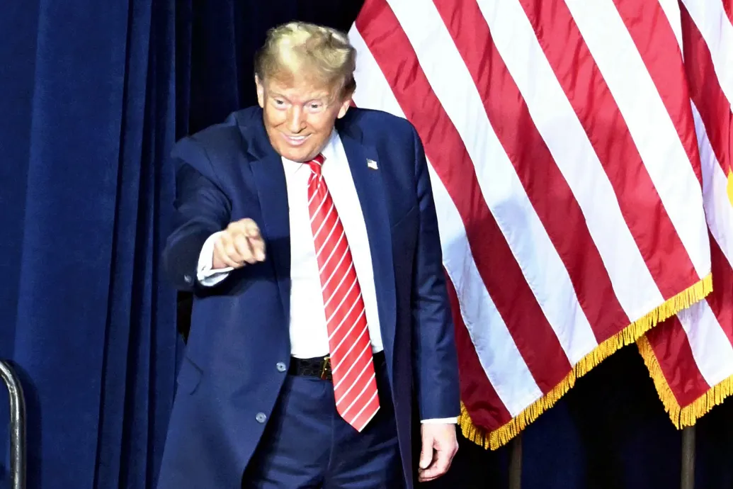 Trump megígérte, elnökként azonnal szabadon engedi a Capitolium ostroma miatt bebörtönzött híveit