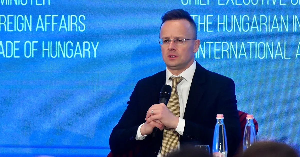 Nem kergettek gyerekkoromban az asztal körül, hogy üljek fel egy magángépre