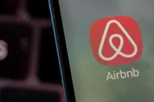 Szigorít az Airbnb: betiltják a beltéri biztonsági kamerák használatát