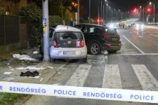 Meghalt a hétéves kisfiú, akit járdán sodortak el az összeütköző autók Debrecenben