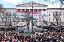 Március 15-én Orbán visszatér Budapestre, Magyar Péter zászlót bont, az ellenzék külön is lesz, meg nem is