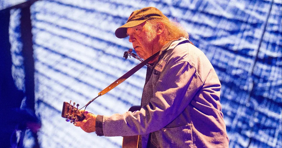 Visszatér a Spotifyra Neil Young, aki Joe Rogan podcastja miatt kezdte bojkottálni a platformot