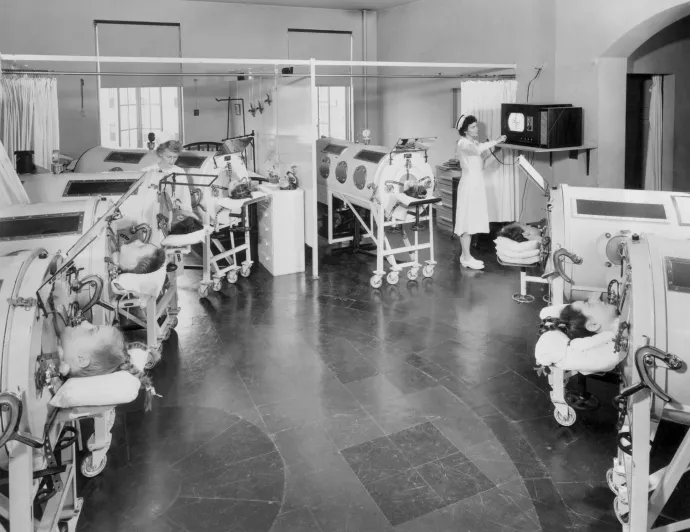 Vastüdős betegek tévéznek a baltimore-i gyerekkórházban, 1948-ban – Fotó: Bettmann / Getty Images