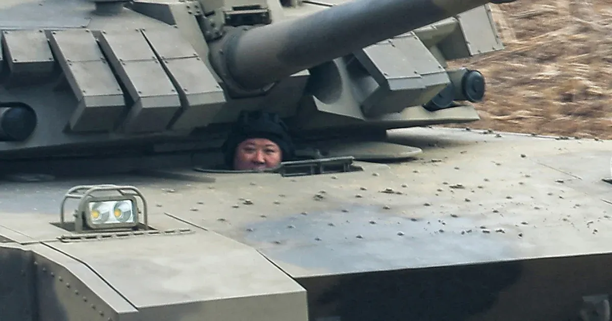 Kim Dzsongun kipróbálta Észak-Korea új fejlesztésű harckocsijait