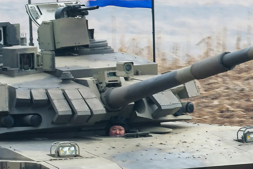 Kim Dzsongun kipróbálta Észak-korea új fejlesztésű harckocsijait