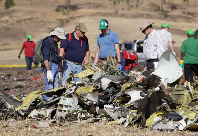 Az amerikai Nemzeti Közlekedésbiztonsági Bizottság nyomozói a baleset helyszínén vizsgálják az Ethiopian Airlines ET 302-es járatának roncsait Etiópiában 2019. március 12-én – Fotó: Jemal Countess / Getty Images
