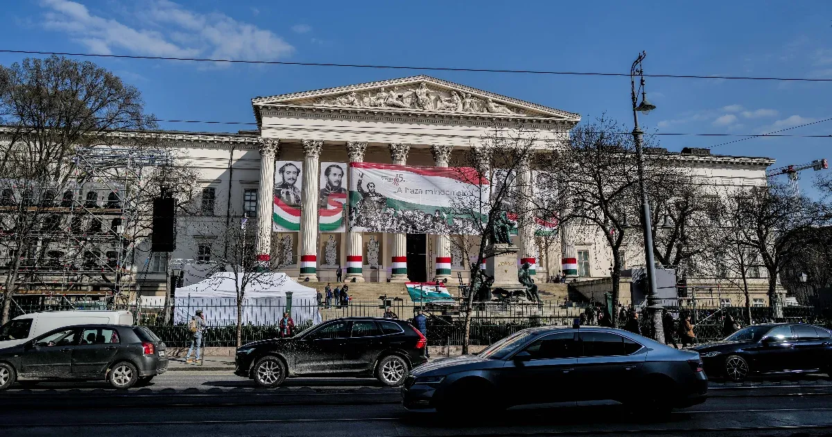 Totóval hangolnak Orbán Viktor március 15-i beszédére, a Kálvintól az Astoriág sorakoznak a hangfalak