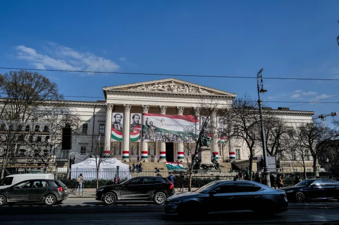 Totóval hangolnak Orbán Viktor március 15-i beszédére, a Kálvintól az Astoriág sorakoznak a hangfalak