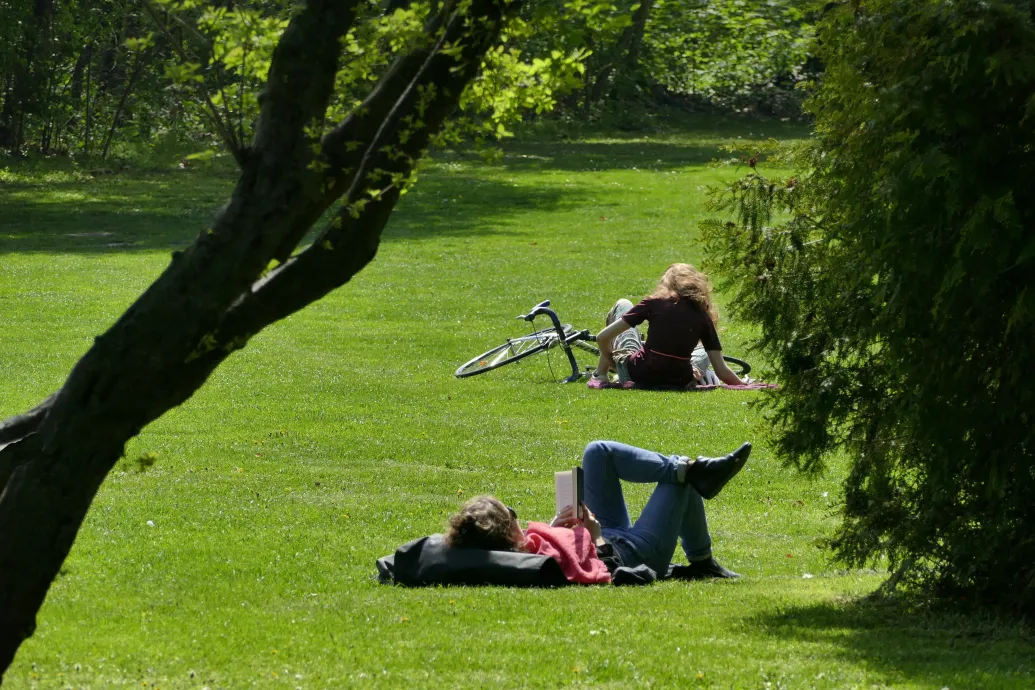 Tavaszias idővel érkezik a nemzeti ünnep és a hosszú hétvége