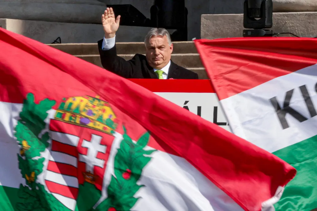 Egy fáradt párt fáradt miniszterelnöke állt ki a Nemzeti Múzeum elé a saját besztofját játszani