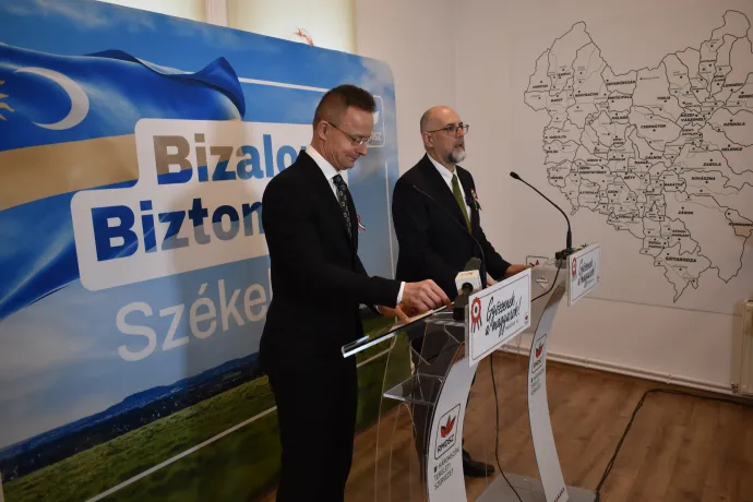 Ajándékokkal érkezett a miniszter, de Kelemen Hunornak nem jutott belőle – Fotó: Tőkés Hunor / Transtelex