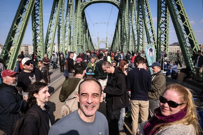 Kovács Gergely a hídon – Fotó: Huszti István / Telex