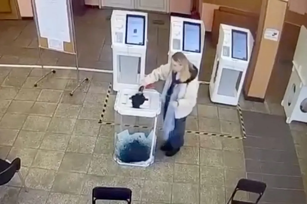 Festékkel és Molotov-koktéllal tiltakoznak oroszok az elnökválasztás közben