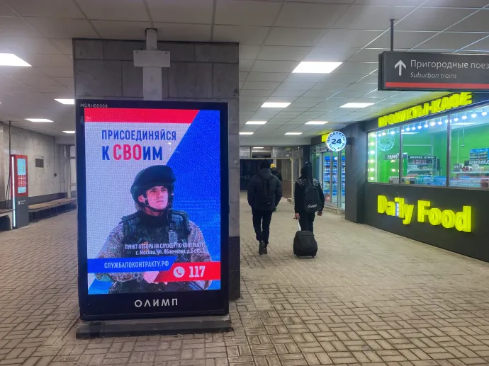 Katonai szolgálatot népszerűsítő plakát Moszkvában, a felhívásban szójátékkal beleszőve a különleges katonai művelet rövidítését – Fotó: Nyilas Gergely / Telex