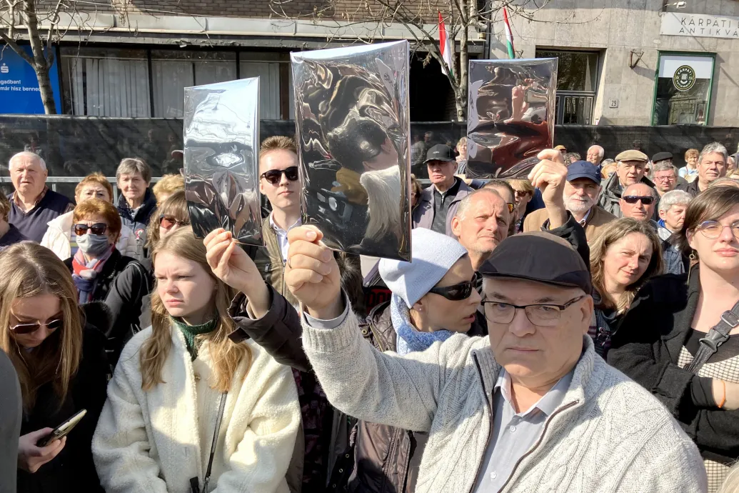 Törley Katalin: Lökdöstek, megütöttek, lekurváztak Orbán rajongói március 15-én
