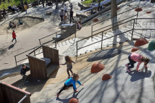 Gyermekeink egészségét veszélyezteti a műfű és a gumiburkolat