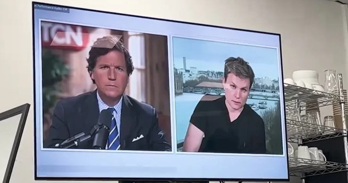 Csúnyán átverték Tucker Carlsont brit komikusok