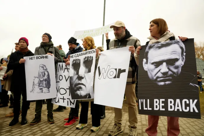 Az elhunyt orosz ellenzéki vezető, Alekszej Navalnij támogatói tüntetnek az orosz nagykövetség előtt a lett fővárosban, Rigában, 2024. március 17-én – Fotó: Reuters / Ints Kalnins