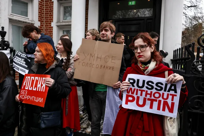 Plakátokkal tüntetnek az a londoni orosz nagykövetség előtt az oroszországi elnökválasztás utolsó napján 2024. március 17-én – Fotó: Reuters / Kevin Kevin Coombs