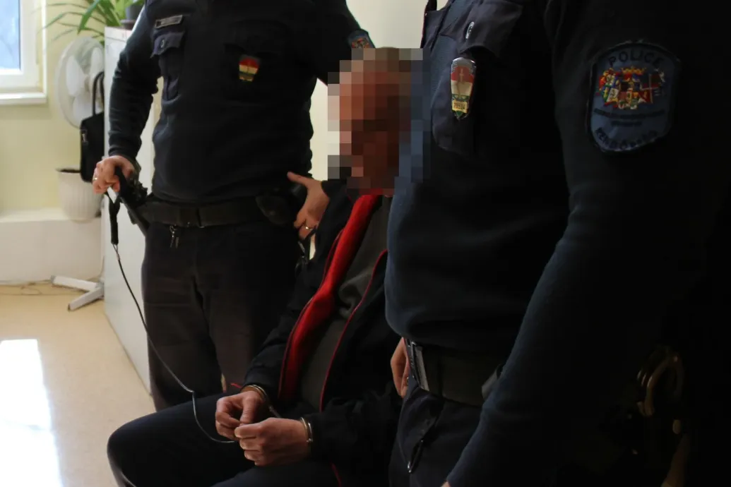 Őrizetbe vettek egy bicskei férfit, aki egy nyíregyházi lánykollégium lakóinak mutogatta magát