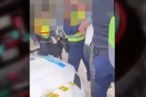 Szitkozódni és dulakodni kezdtek a rendőrökkel Kerepesen, miután elfogtak egy férfit, aki jogsi nélkül vezetett
