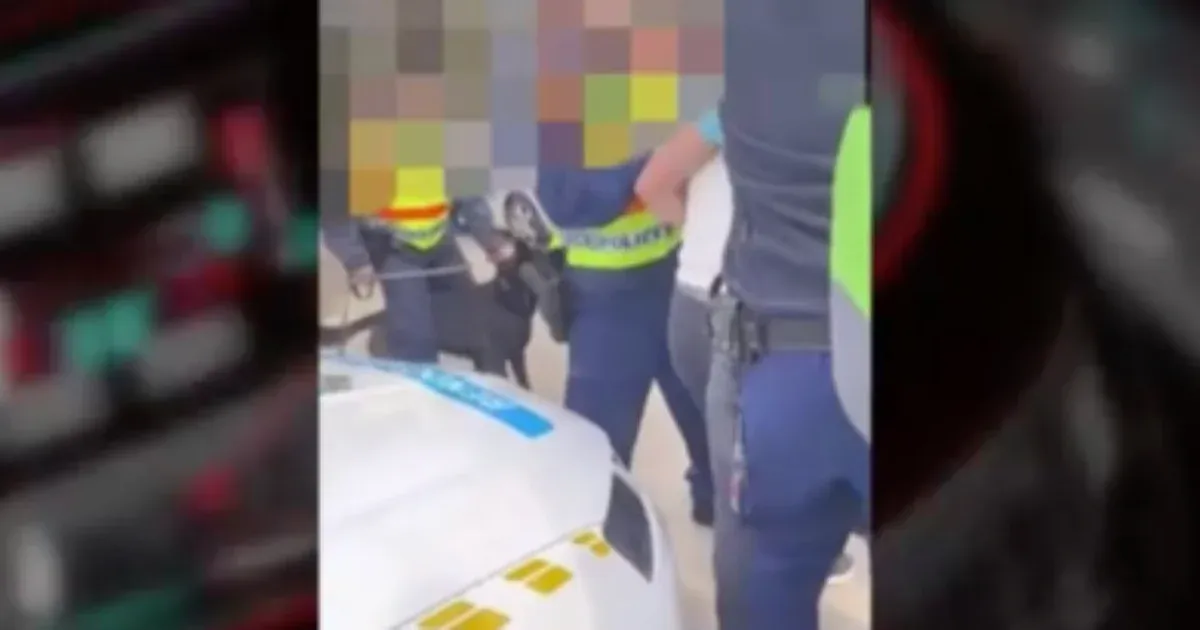 Szitkozódni és dulakodni kezdtek a rendőrökkel Kerepesen, miután elfogtak egy férfit, aki jogsi nélkül vezetett
