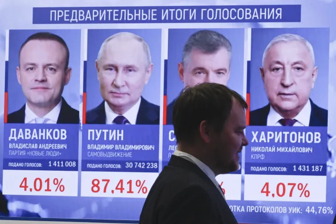 Az orosz Központi Választási Bizottság székházában kivetítőn a jelöltek által elért eredmények. Látható, hogy Putyin nyerte az orosz elnökválasztást a szavazatok 87,97%-ával, az első hivatalos eredmények szerint – Fotó: Sefa Karacan / Anadolu / AFP