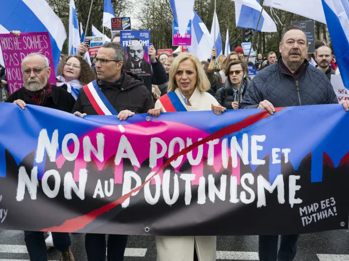 Putyin ellen tüntetnek Párizsban 2024. március 17-én – Fotó: Eric Broncard / AFP