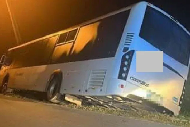 Hétszázezres kárt okozott a buszban, amikor részegen elkötötte és árokba hajtott vele