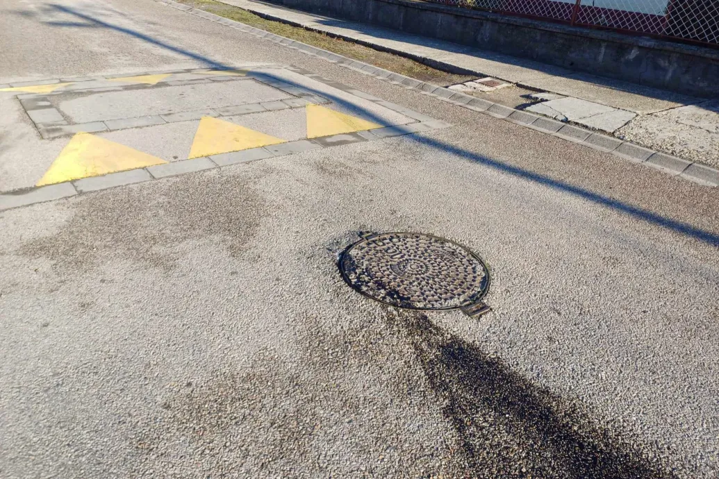 Íme az olajdeknigyilkos fekvőrendőr Győrben, ami több százezres kárt okozott egy autóban