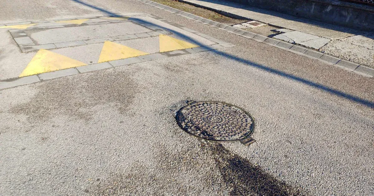 Íme az olajdeknigyilkos fekvőrendőr Győrben, ami több százezres kárt okozott egy autóban