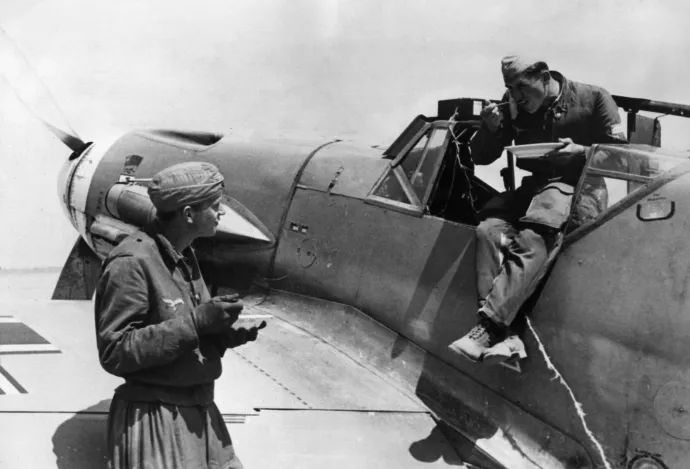 A német légierő pilótái a Luftwaffe egyik líbiai légi bázisán, 1942-ben – Fotó: Heinrich Hoffmann / Mondadori / Getty Images