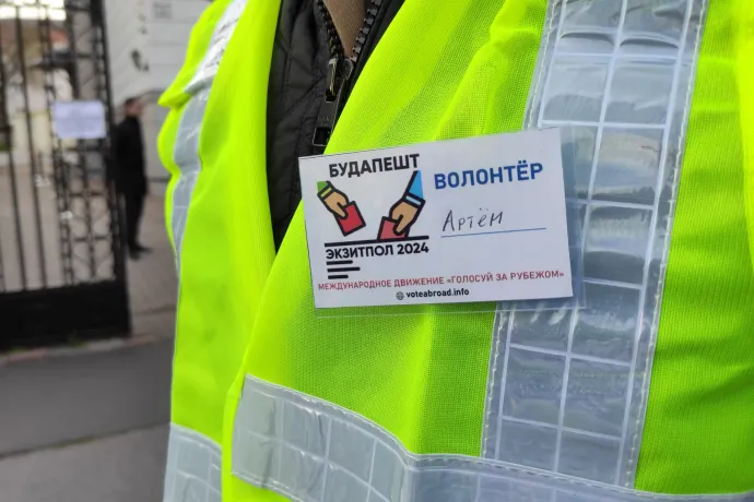 Exit pollon résztvevő önkéntes az orosz kulturális intézetnél – Fotó: Nyilas Gergely / Telex