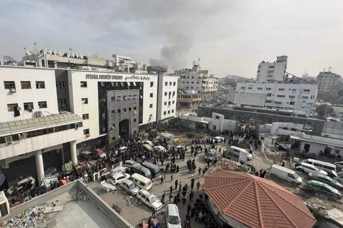 Palesztin menekültek a gázai Sifa kórháznál 2023 decemberében – Fotó: AFP