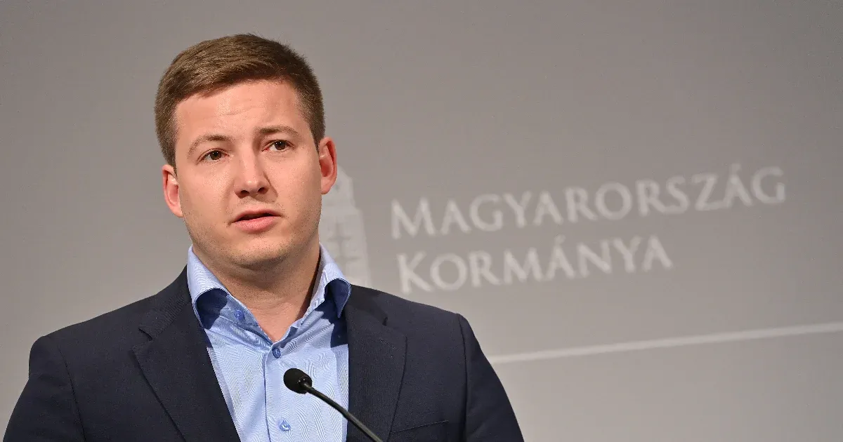 Letette képviselői esküjét Rogán államtitkára, aki Varga Judit helyére ül be a parlamentbe