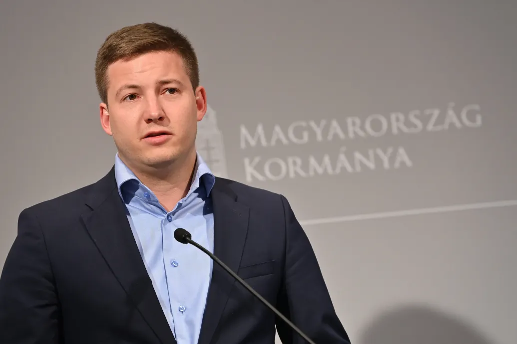 Letette képviselői esküjét Rogán államtitkára, aki Varga Judit helyére ül be a Parlamentbe