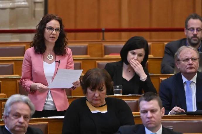 „Egy árva szót nem intéztek az áldozatokhoz” – egymást pedofilozta ellenzék és kormány az Országgyűlésben