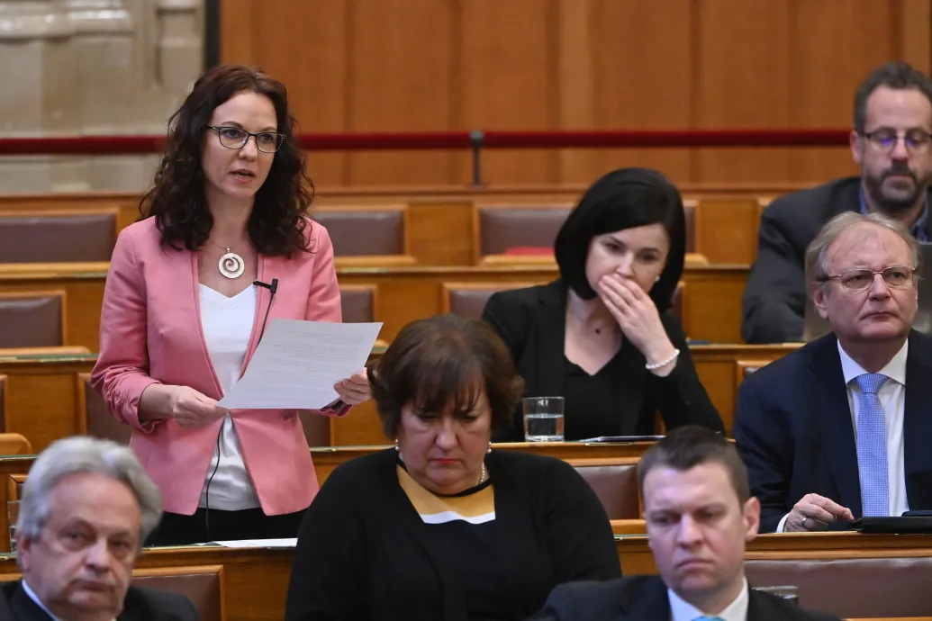 „Egy árva szót nem intéztek az áldozatokhoz” – egymást pedofilozta ellenzék és kormány az Országgyűlésben