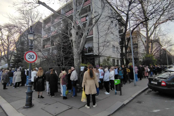 Az orosz elnökválasztáson voksolásra várók a budapesti orosz kulturális intézetnél vasárnap – Fotó: Nyilas Gergely / Telex 