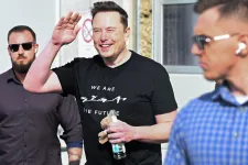 Elon Musk egy korábban letiltott szélsőjobboldali megmondóembernek válaszolgatott a Twitteren