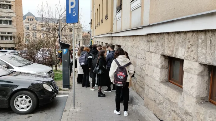 Diákok állnak sorba a menza előtt – Fotó: Gál László / Transtelex