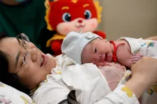 Annyira kevés a gyerek Kínában, hogy több kórházban bezár a <em>szülészet</em>