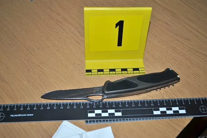 Ezzel a késsel támadt tanárára a diák – Kép: police.hu