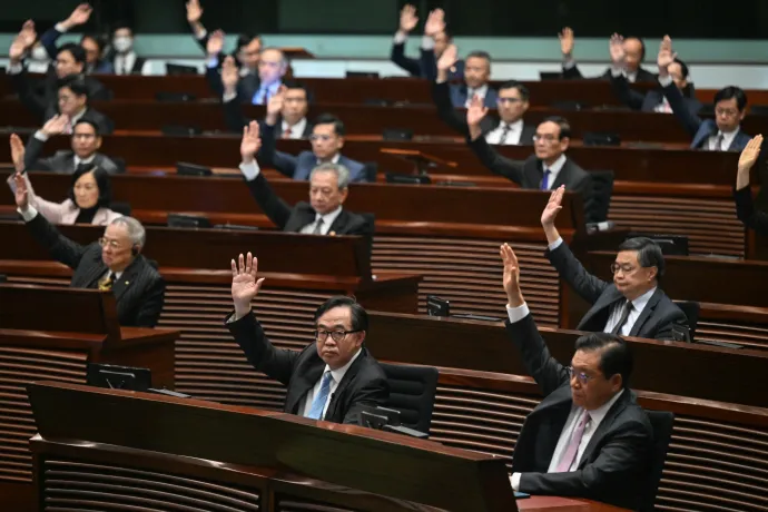Szavazás a hongkongi parlamentben – Fotó: Peter Parks / AFP or licensors