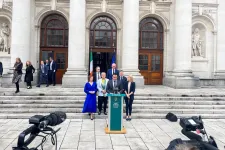 Váratlanul lemondott az ír miniszterelnök, Leo Varadkar