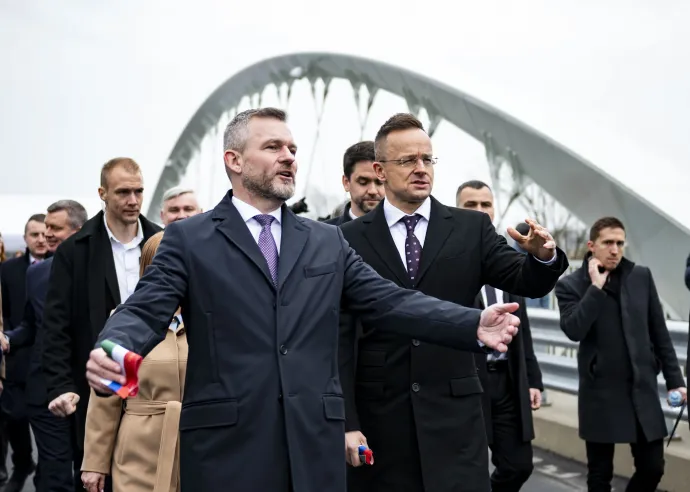 Peter Pellegrini, a szlovák parlament elnöke és Szijjártó Péter külgazdasági és külügyminiszter (középen, b-j) a magyarországi Drégelypalánk és a szlovákiai Ipolyhídvég közötti Ipoly-híd átadásán 2024. március 11-én – Fotó: Bodnár Boglárka / MTI