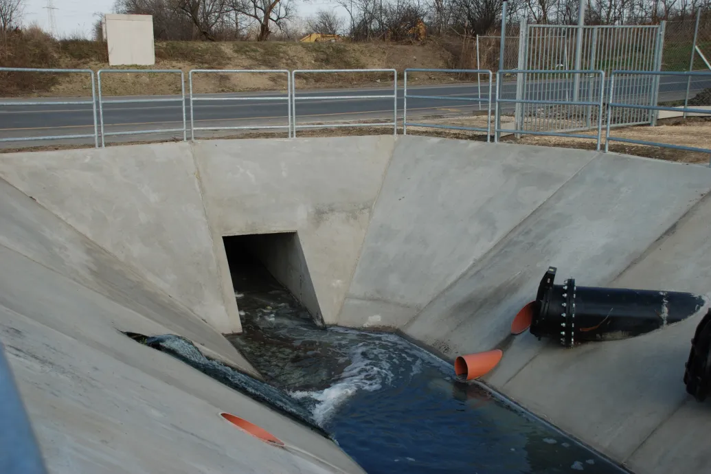 Az engedélyezettnél sokkal melegebb használt termálvizet enged ki a szabadba az egyházi sportközpont Szegeden