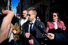 Magyar Péter ügyvédje szerint aki az ügyészségi közleményt írta a meghallgatásról, nem ugyanott töltötte azt a négy órát, ahol ő
